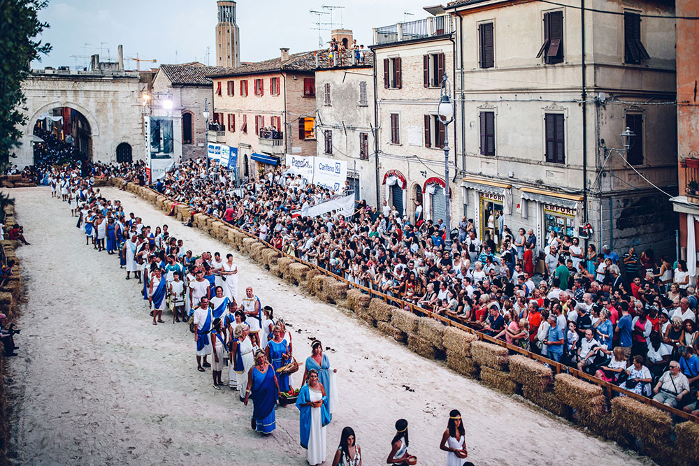 Tutti pazzi per La Fano dei Cesari 2025. Le associazioni di categoria in coro: “Piace la nuova formula, gli esercenti sono contenti”